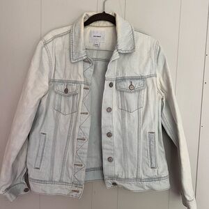 Old Navy denim jacket. Size Large. Light wash. Good condition.